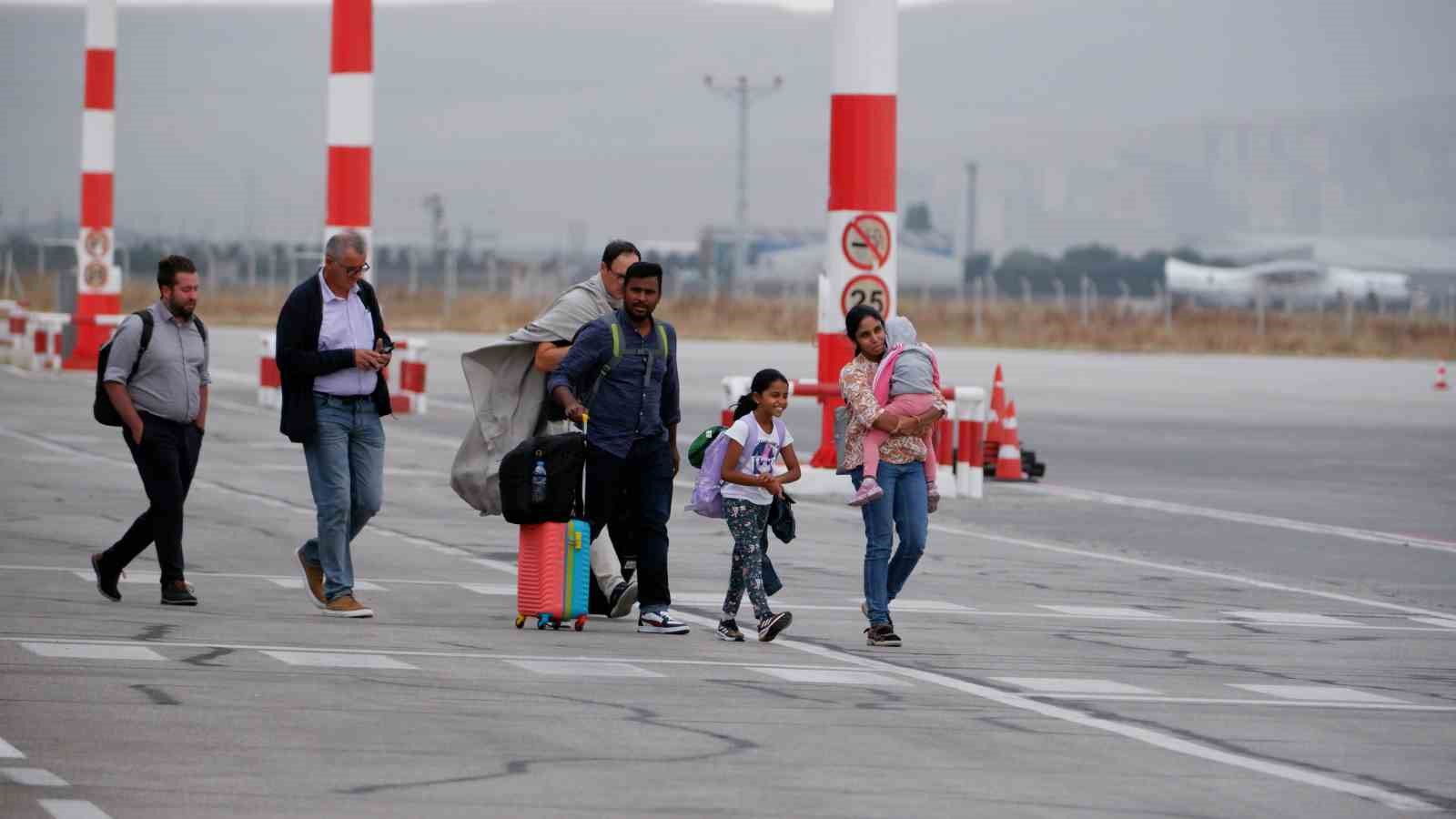 25 saatlik bekleyişten sonra 234 yolcu Almanya’ya gönderildi
