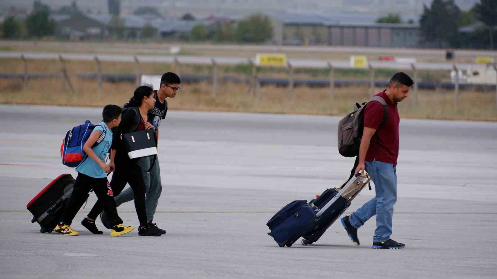 25 saatlik bekleyişten sonra 234 yolcu Almanya’ya gönderildi
