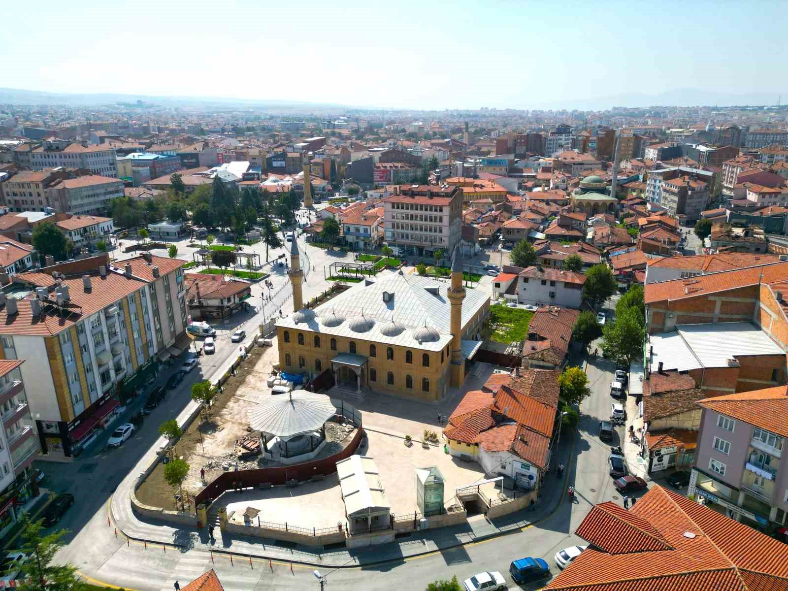 Ulu Cami bahçesiyle ilgili iddialara belgeleriyle cevap veren Başkan Aşgın, tartışmalara son noktayı koydu
