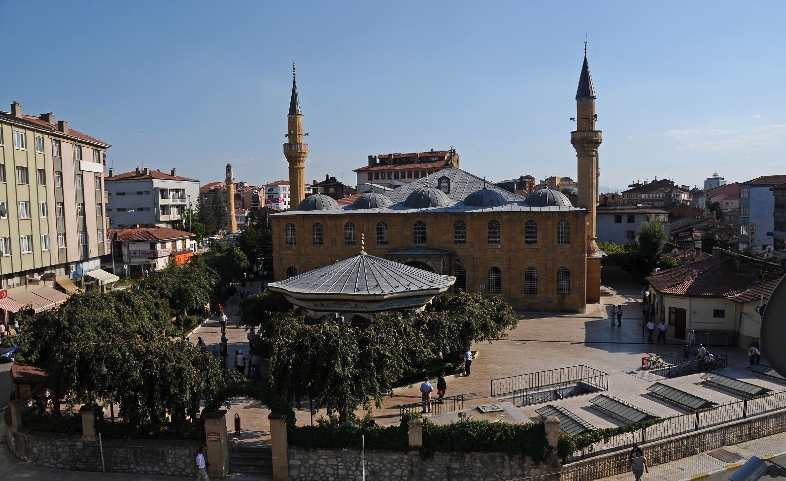 Ulu Cami bahçesiyle ilgili iddialara belgeleriyle cevap veren Başkan Aşgın, tartışmalara son noktayı koydu
