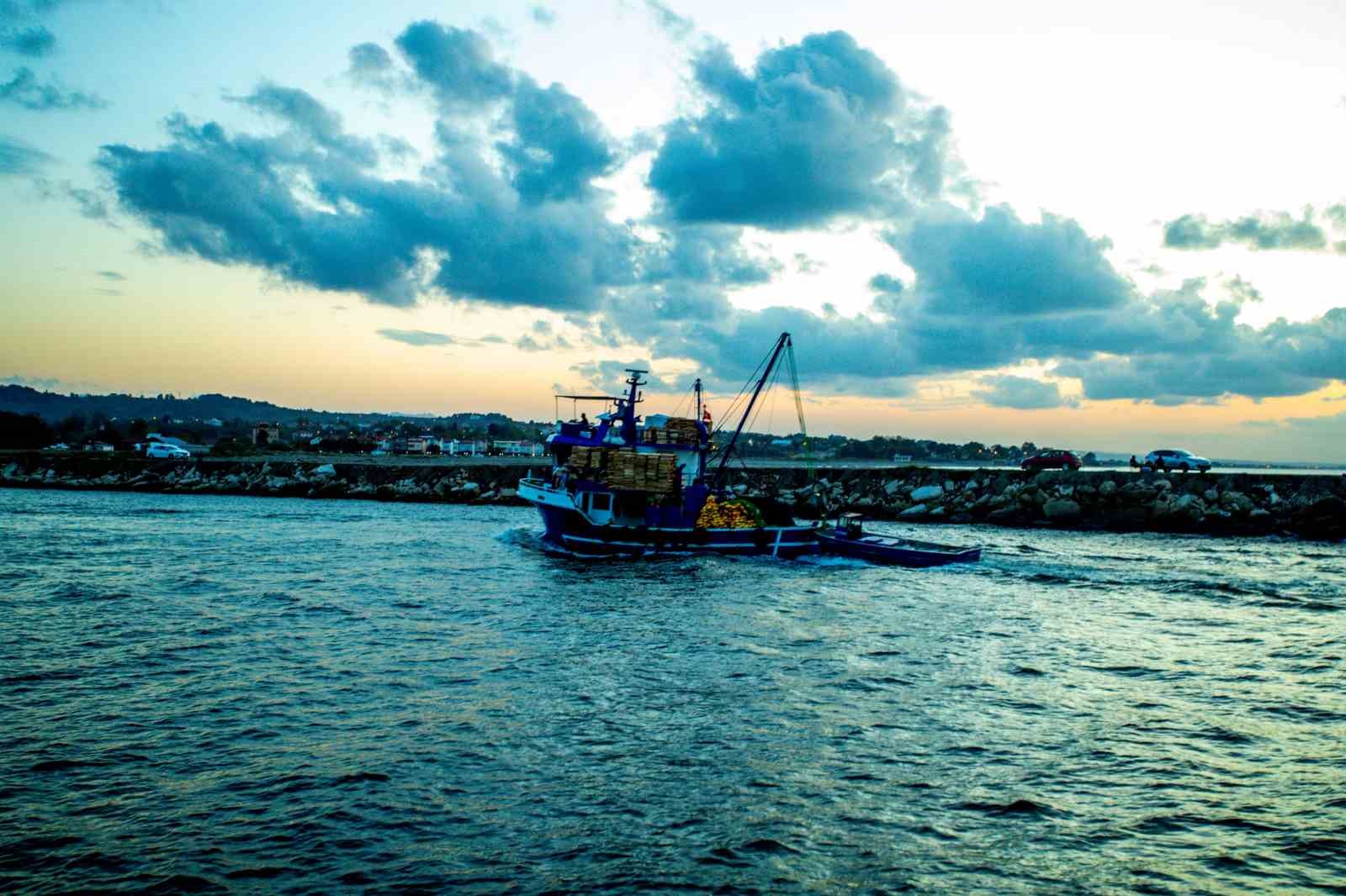 Sakarya’nın deniz kenarında gün batımı manzarası hayran bıraktı
