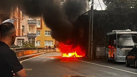 Rize’de seyir halindeki araç alev alev yandı
