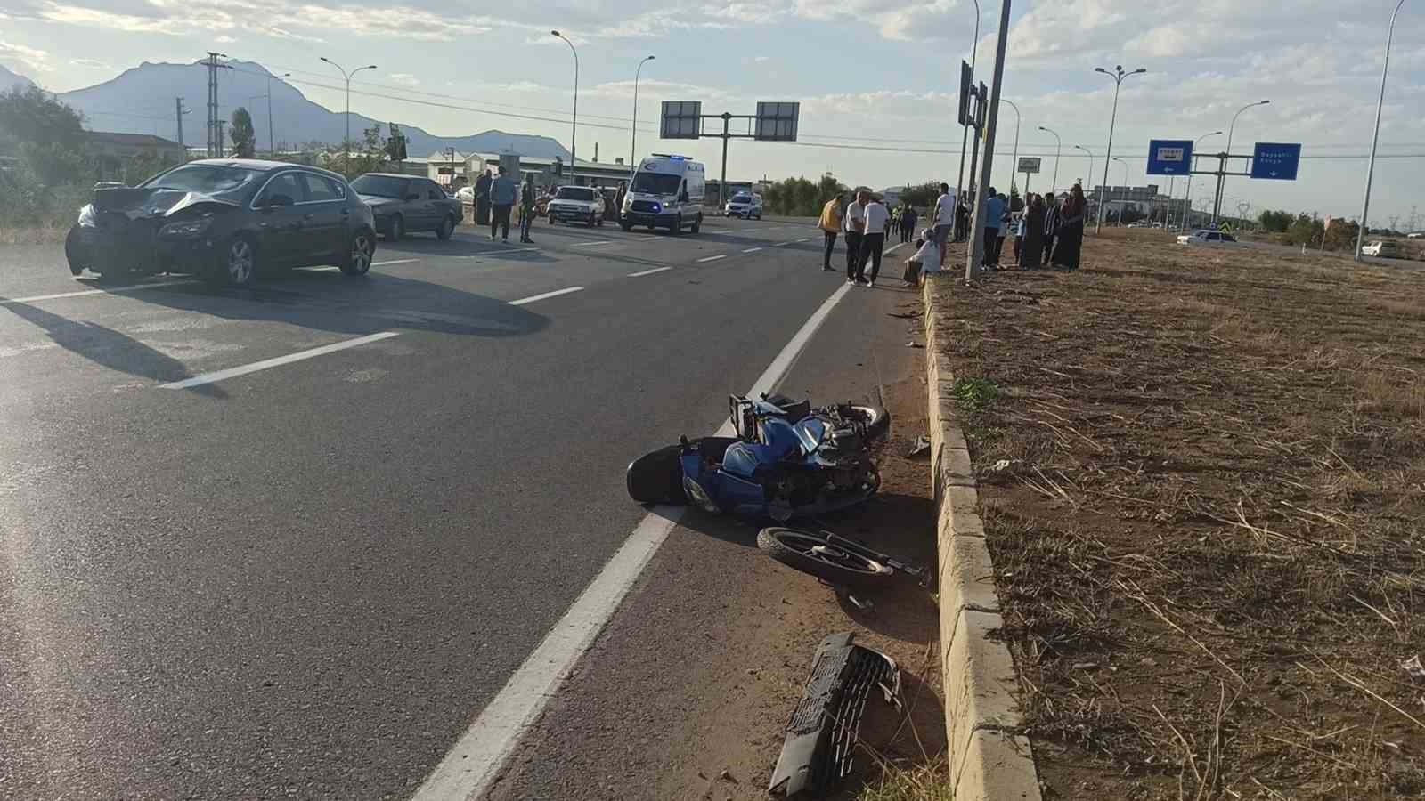 Otomobil ile motosiklet çarpıştı: 2 ağır yaralı
