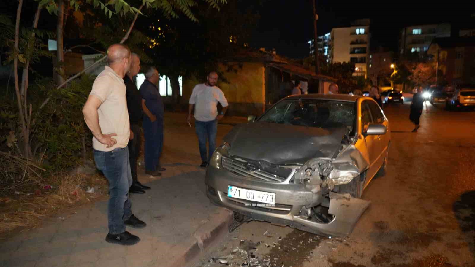 Kırıkkale’de iki otomobil kafa kafaya çarpıştı: 4 yaralı
