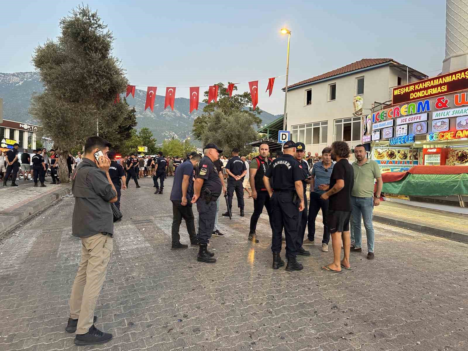 Fethiye’de silahlı şişeli taşlı kavga: 13 yaralı
