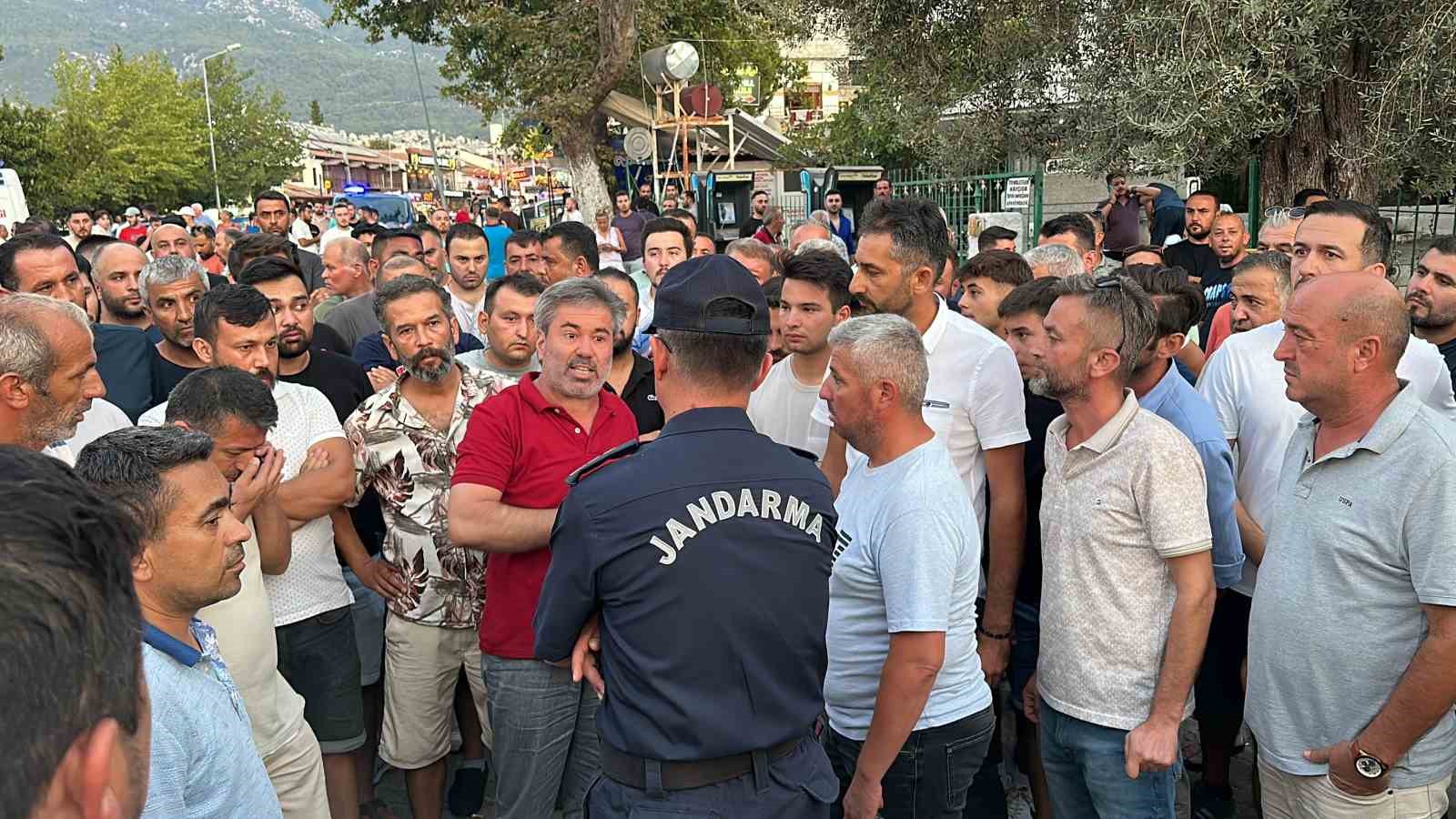 Fethiye’de silahlı şişeli taşlı kavga: 13 yaralı
