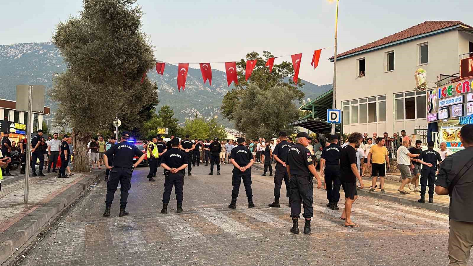 Fethiye’de silahlı şişeli taşlı kavga: 13 yaralı
