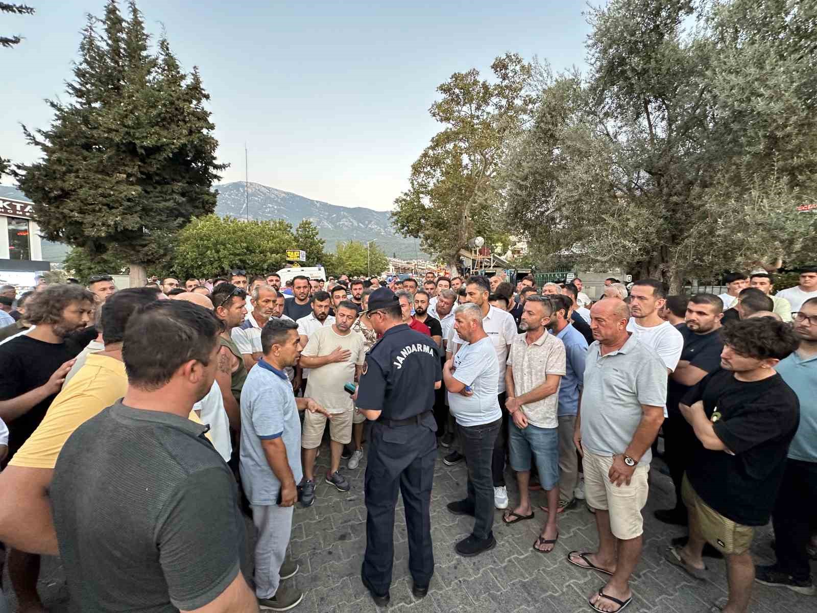 Fethiye’de silahlı şişeli taşlı kavga: 13 yaralı
