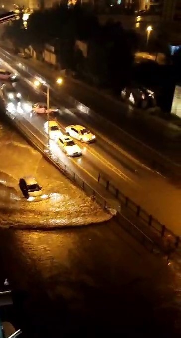 Çorum’da sağanak yağış hayatı olumsuz etkiledi: Yollar dereye döndü, ev ve iş yerlerini su bastı
