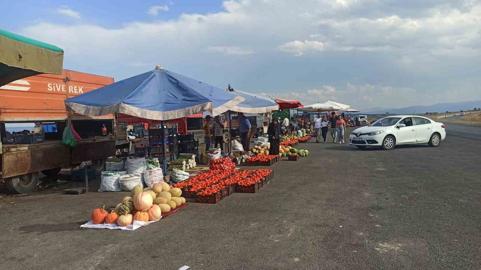 Yol kenarında satılan ürünler ilgi görüyor
