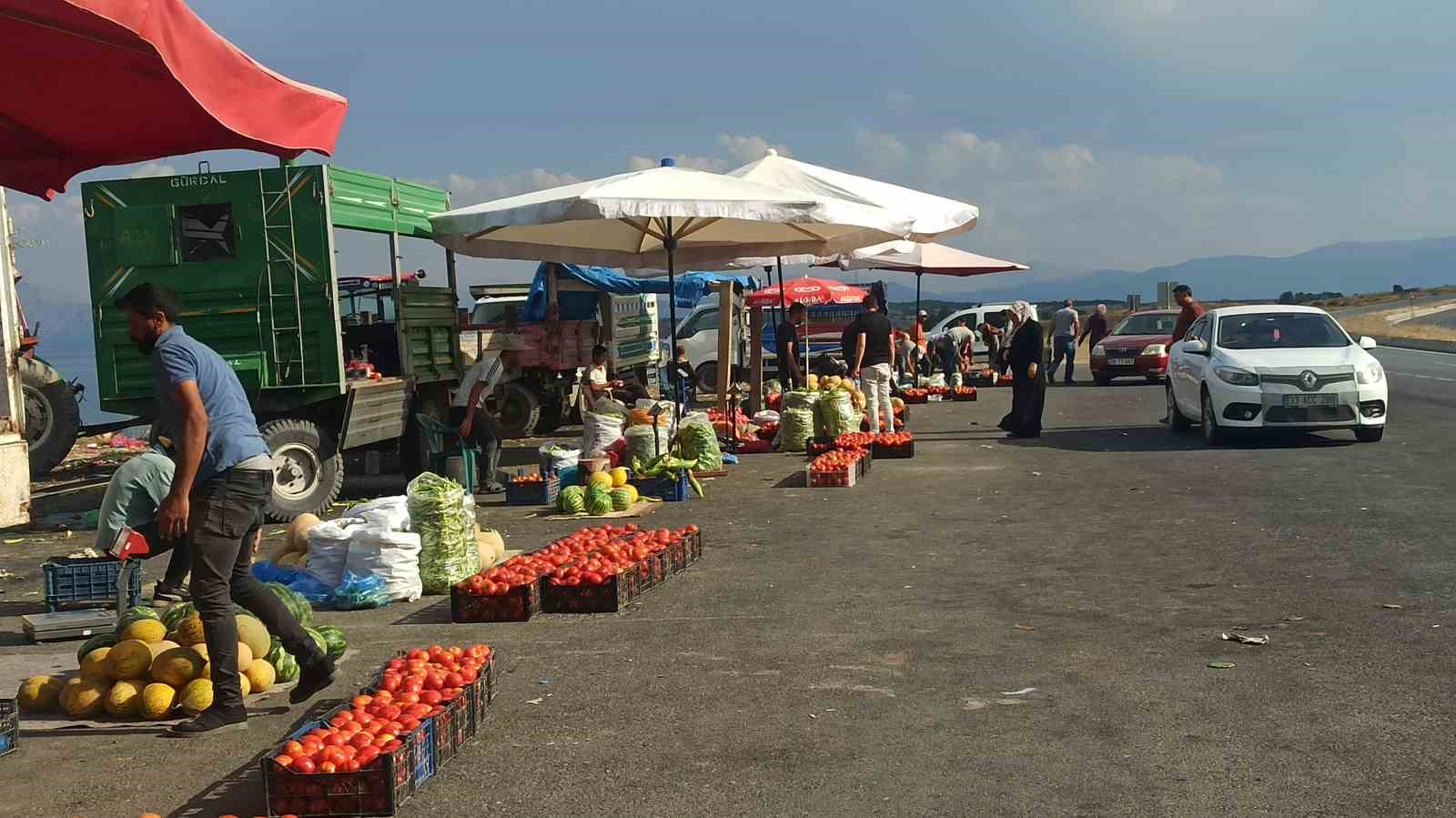 Yol kenarında satılan ürünler ilgi görüyor
