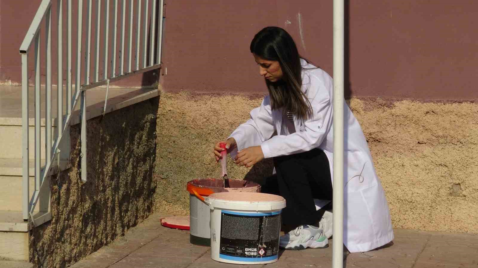 Gercüş’te fedakar öğretmen öğrencileri için okulu boyayarak duvarı süsledi
