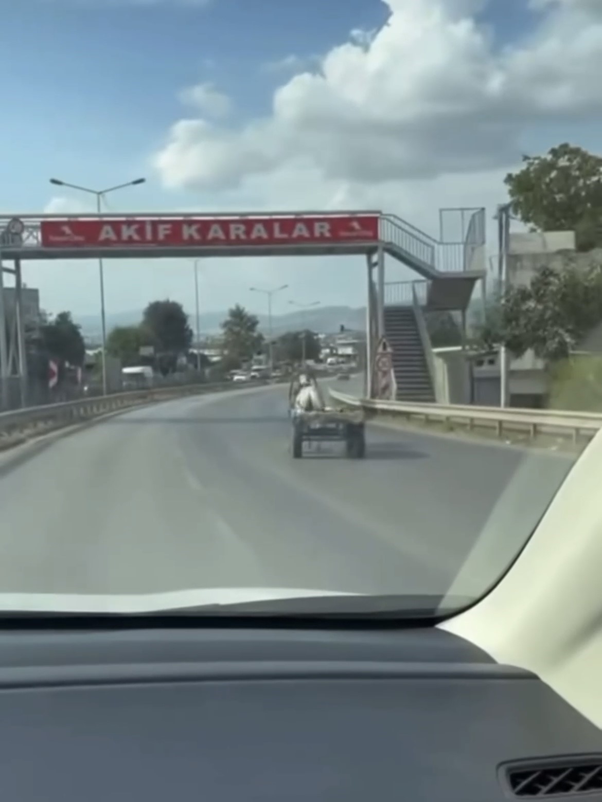 Başıboş at arabasının tehlikeli anları kamerada
