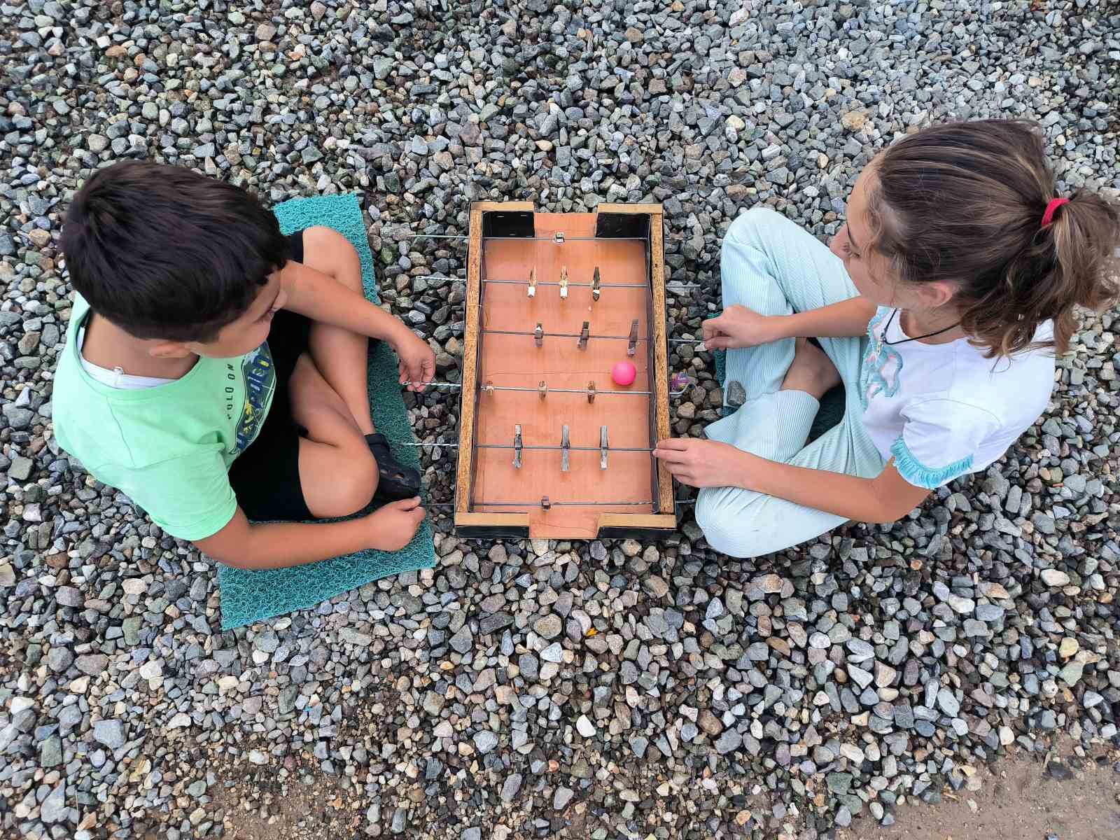 Çamaşır mandalı ile şişten yaptıkları langırt en büyük eğlenceleri oldu
