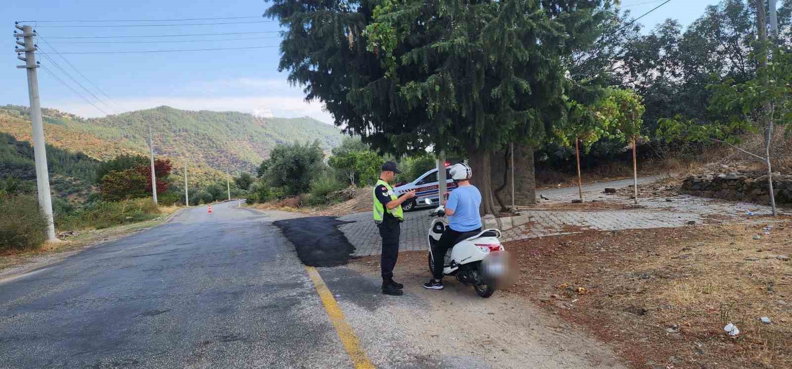 Jandarma trafik timleri vatandaşları bilgilendirdi
