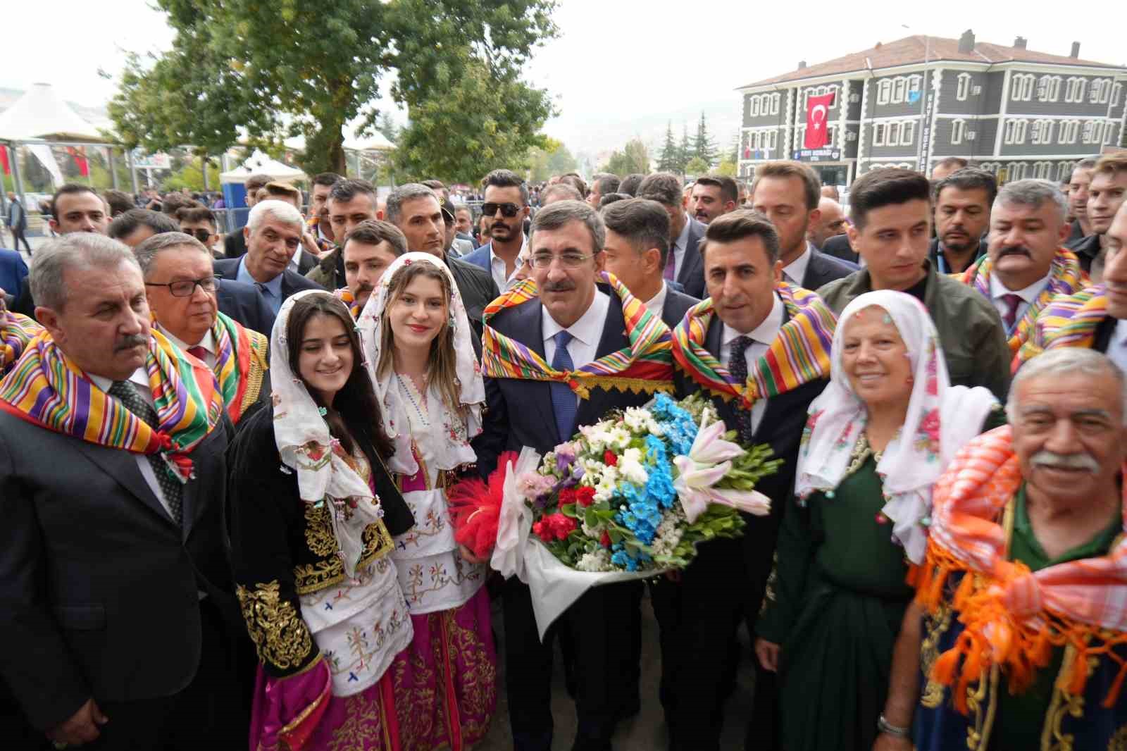 Şenliklerin son gününde Ertuğrul Gazi Türbesi ziyaret edildi
