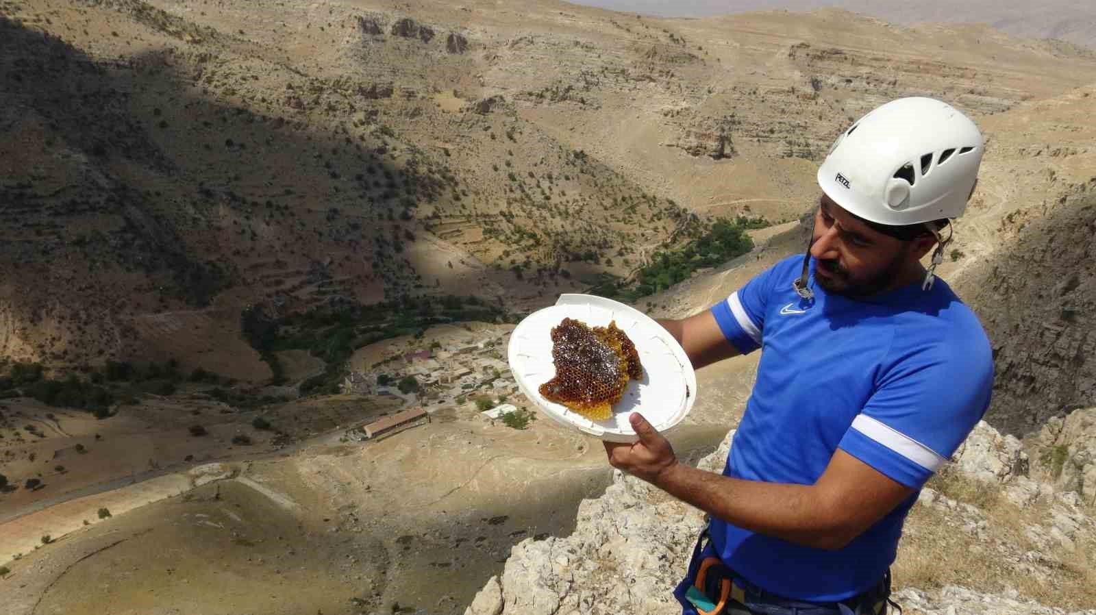 300 metre yükseklikteki kayalardan topladığı balı hastalara veriyor
