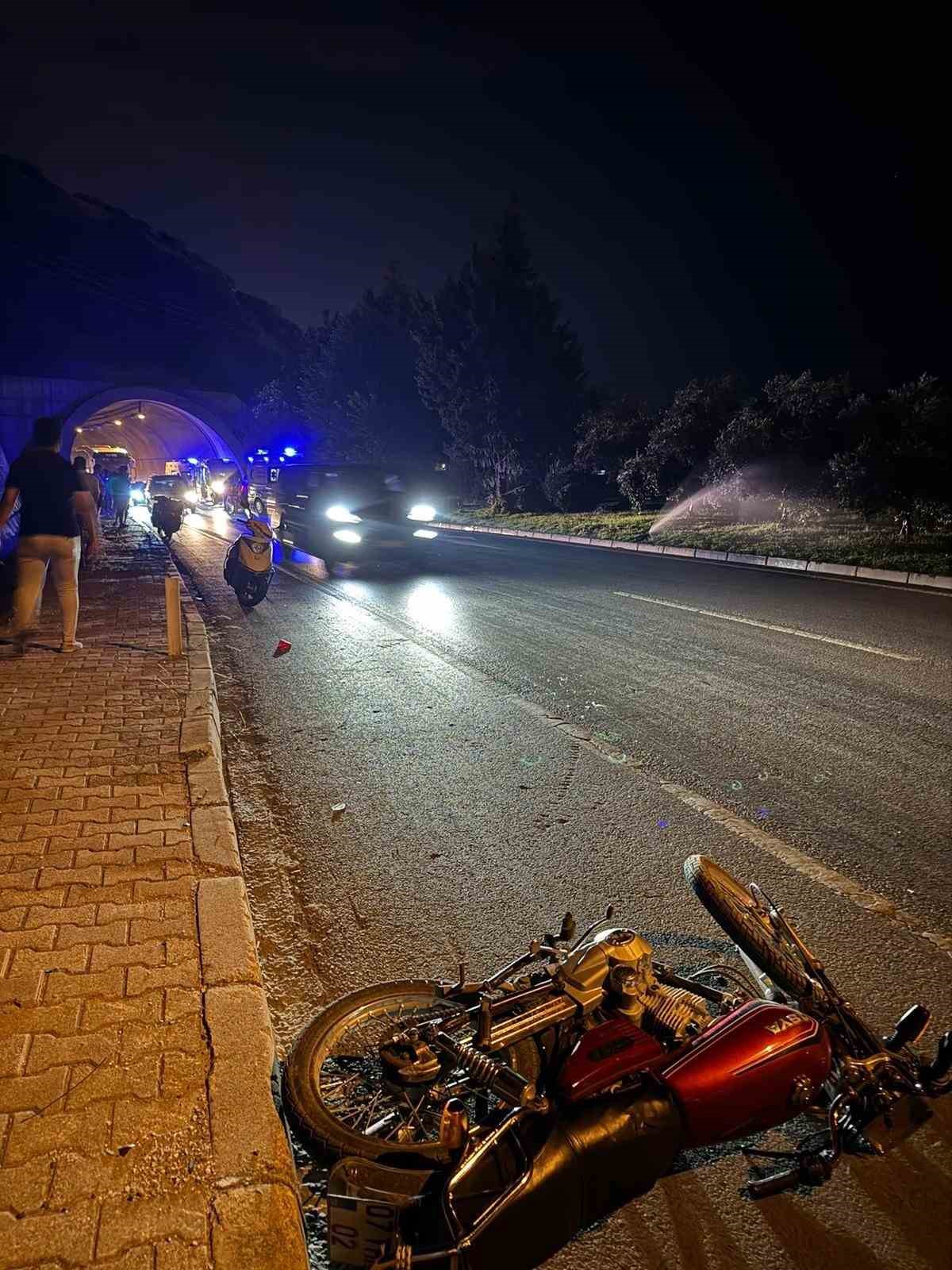 Alanya’da bariyerlere çarpan motosikletin sürücüsü öldü
