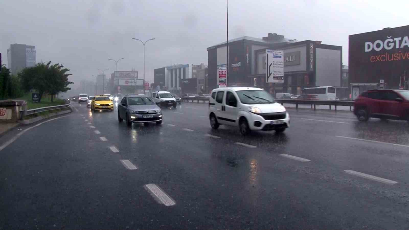 İstanbul’da sağanak yağış etkili oldu, yollar göle döndü
