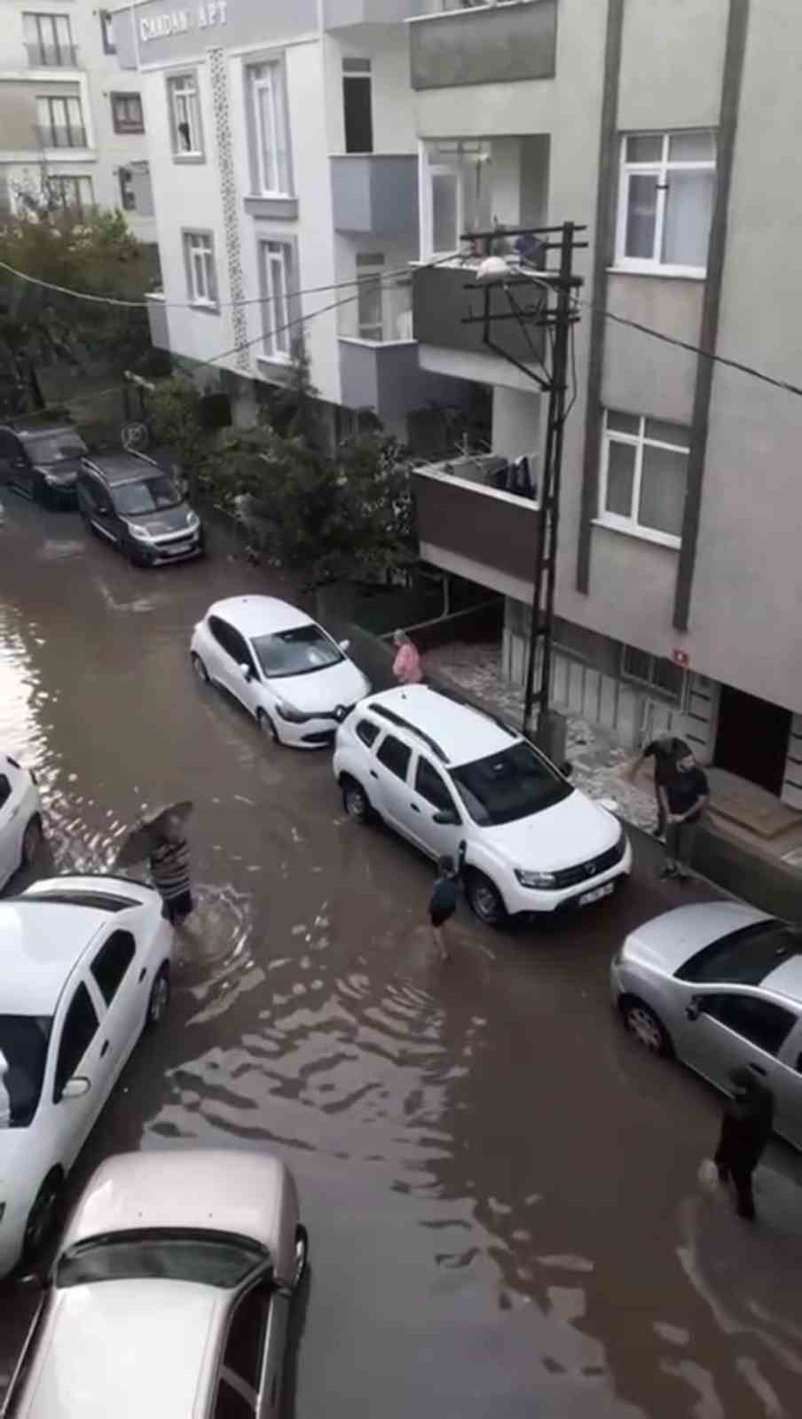 İstanbul’da sağanak yağış etkili oldu, yollar göle döndü
