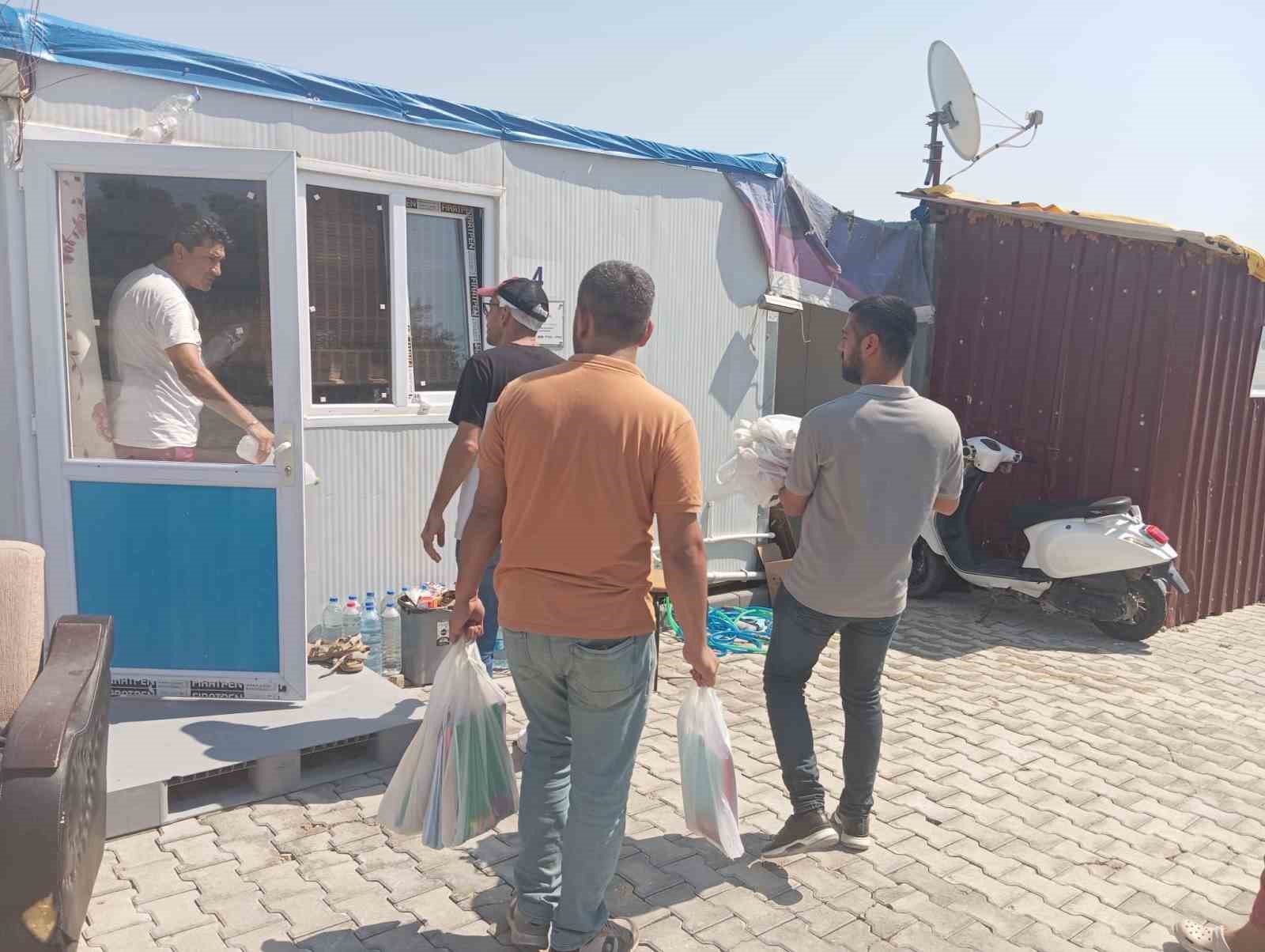 Hatay’da taraftarlar depremzede çocuklara kırtasiye malzemesi dağıtı
