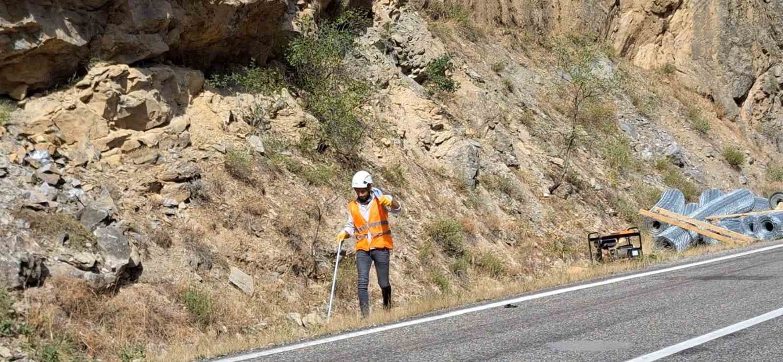 Sık sık kaya düşmeleri yaşanan yola çelik halatlar çekilmeye başlandı
