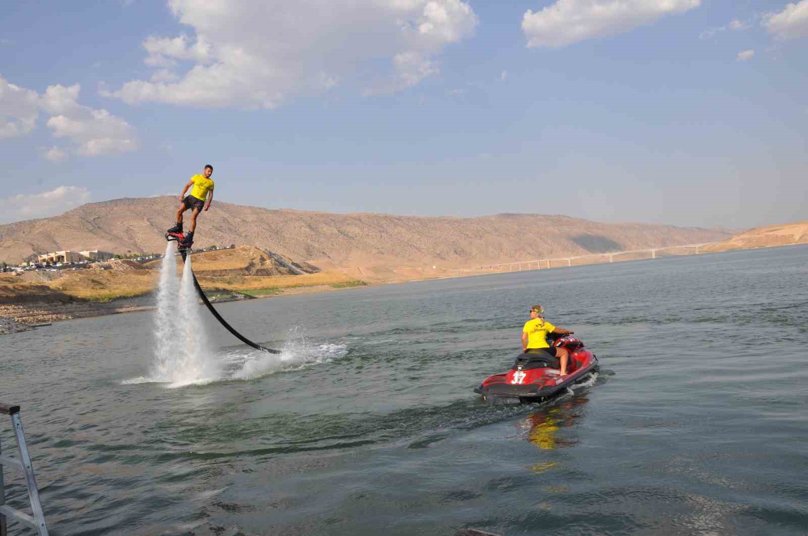 Denizi olmayan Batman’da flyboard gösterisi yoğun ilgi gördü
