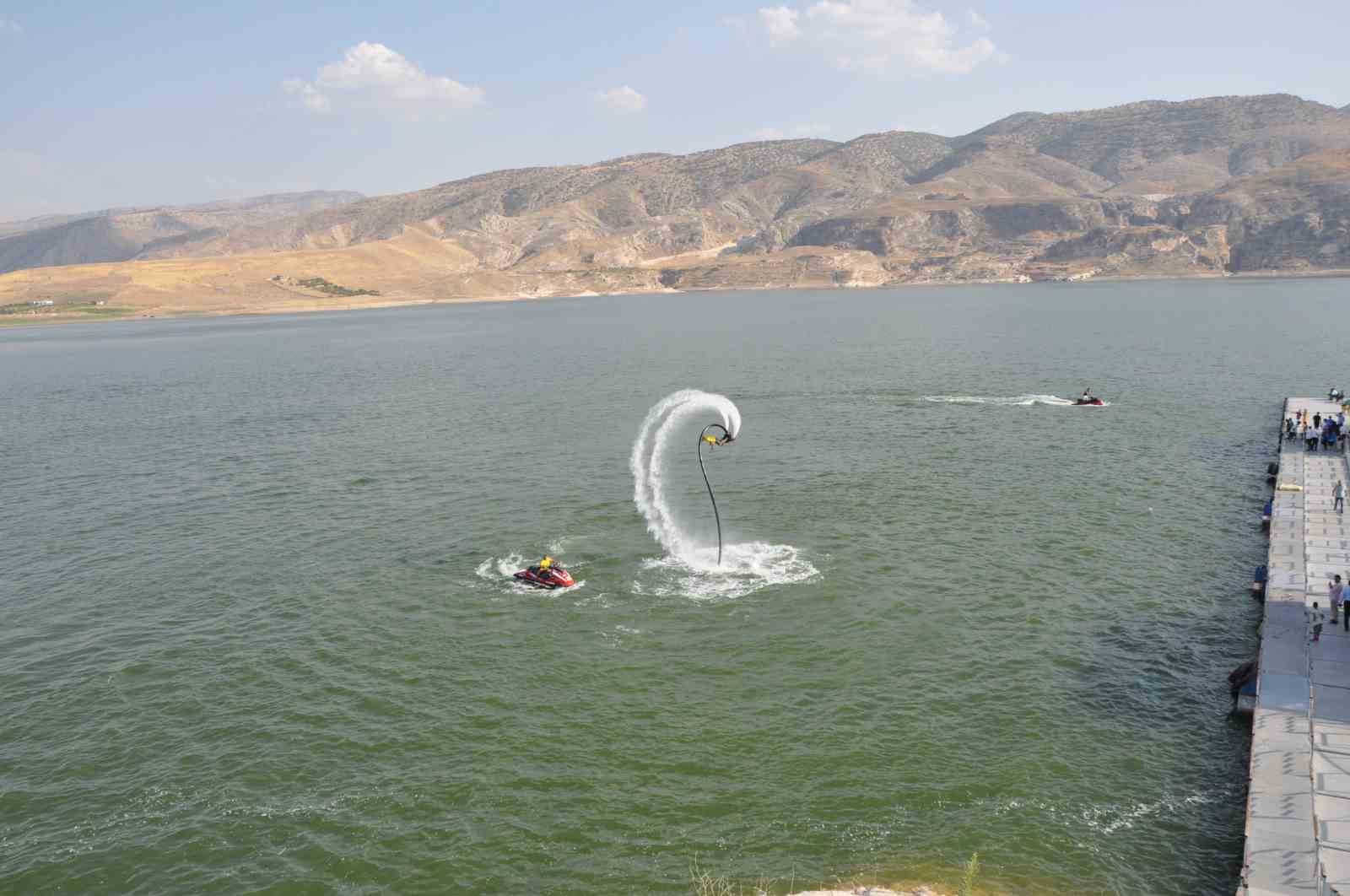 Denizi olmayan Batman’da flyboard gösterisi yoğun ilgi gördü
