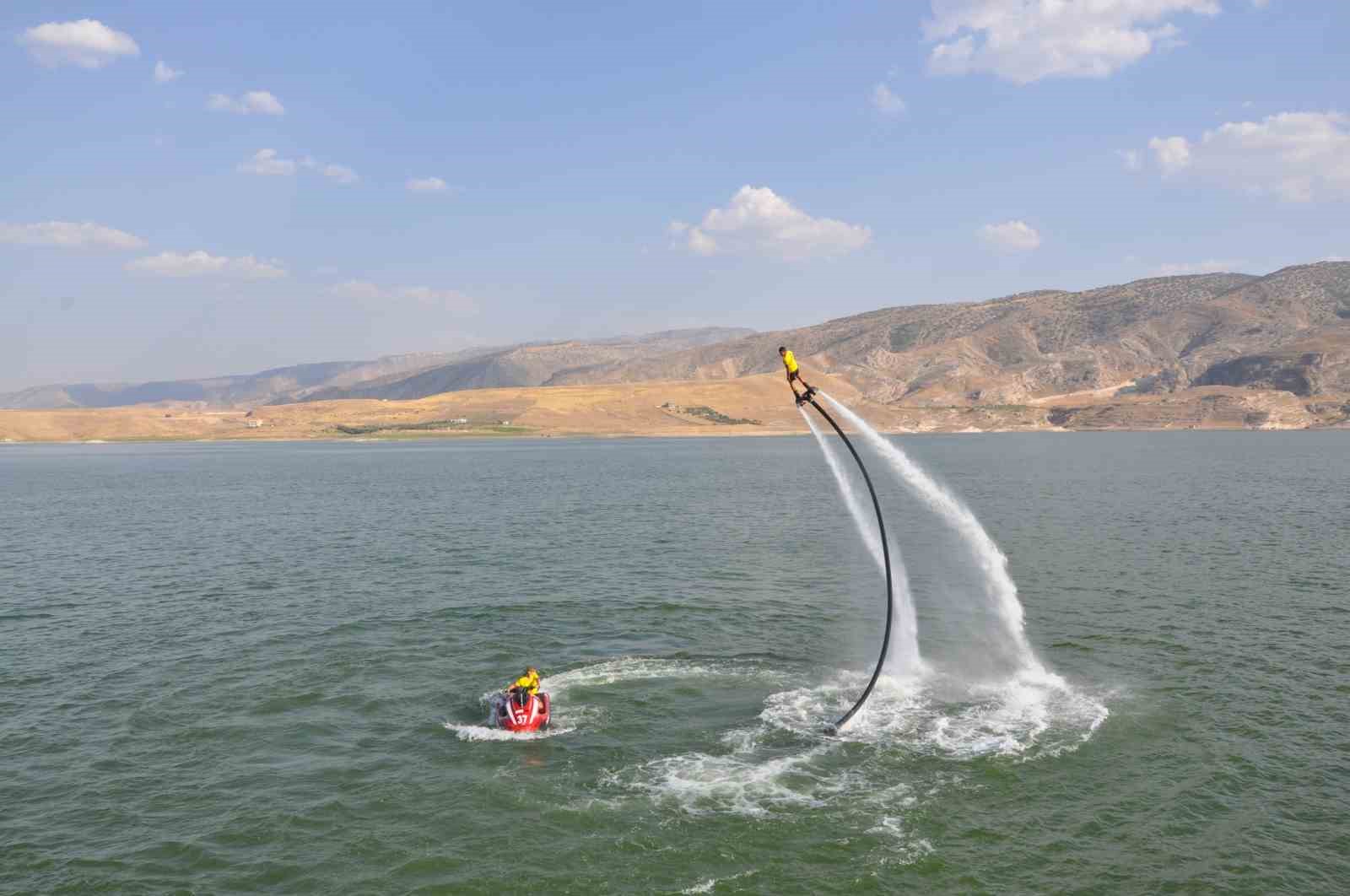 Denizi olmayan Batman’da flyboard gösterisi yoğun ilgi gördü
