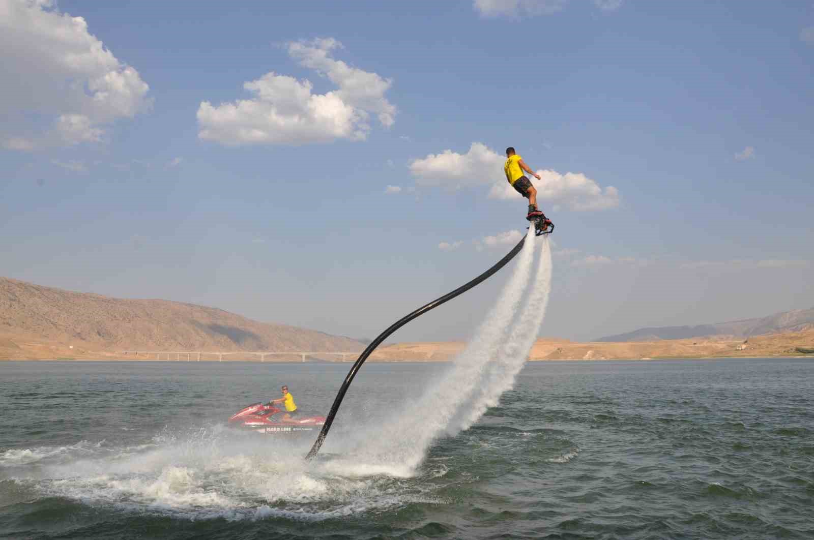 Denizi olmayan Batman’da flyboard gösterisi yoğun ilgi gördü
