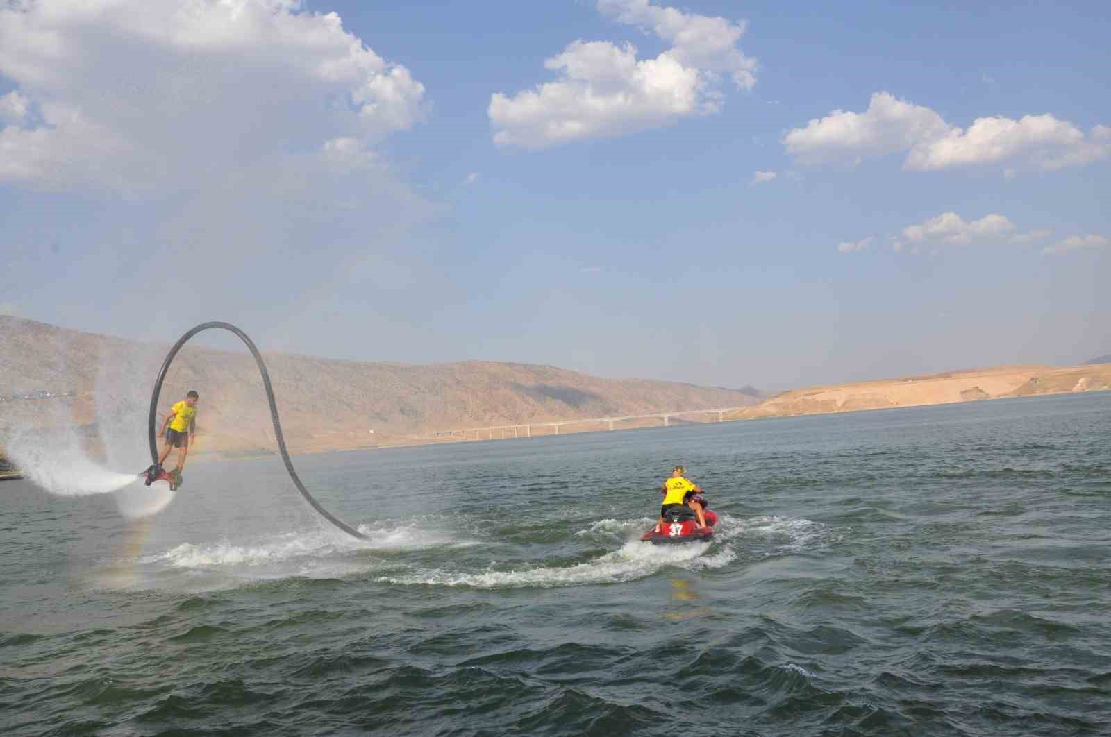 Denizi olmayan Batman’da flyboard gösterisi yoğun ilgi gördü
