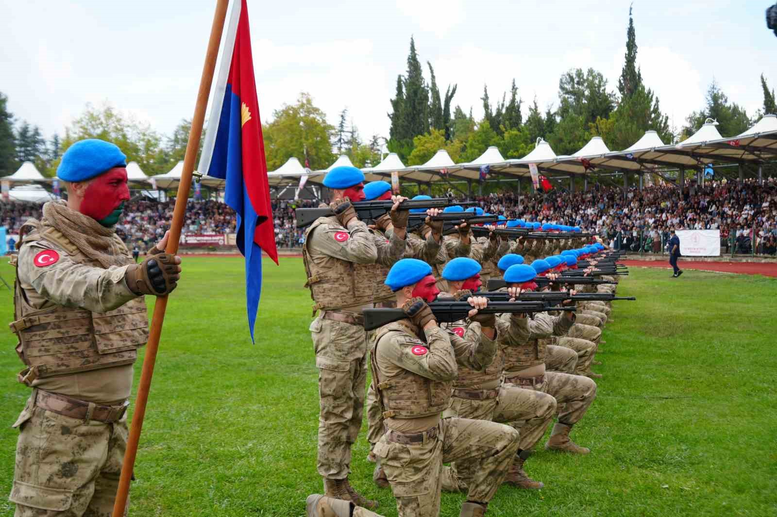 Jandarma Merasim Birliği gösterisi ayakta alkışlandı
