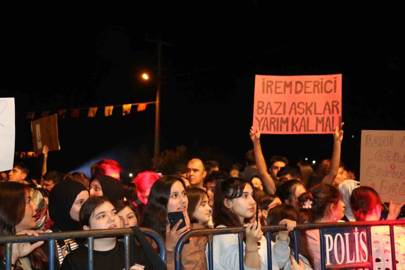 İrem Derici hayranlarını coşturdu
