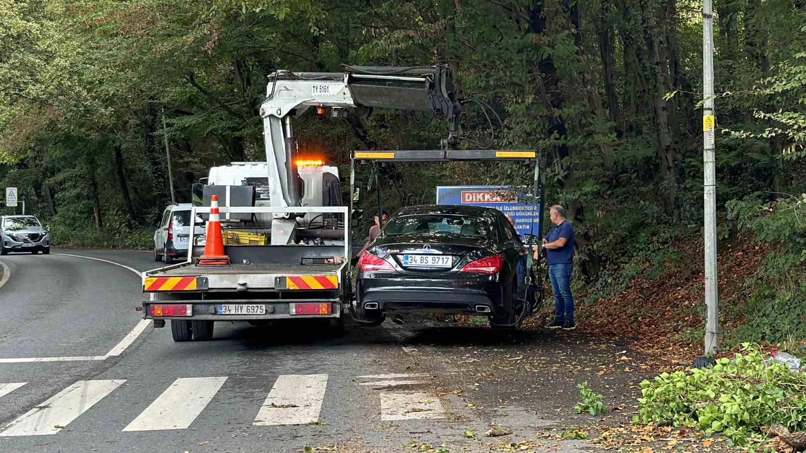 Sarıyer’de kökünden kopan ağaç araçların üzerine devrildi, sürücüler korku dolu anlar yaşadı
