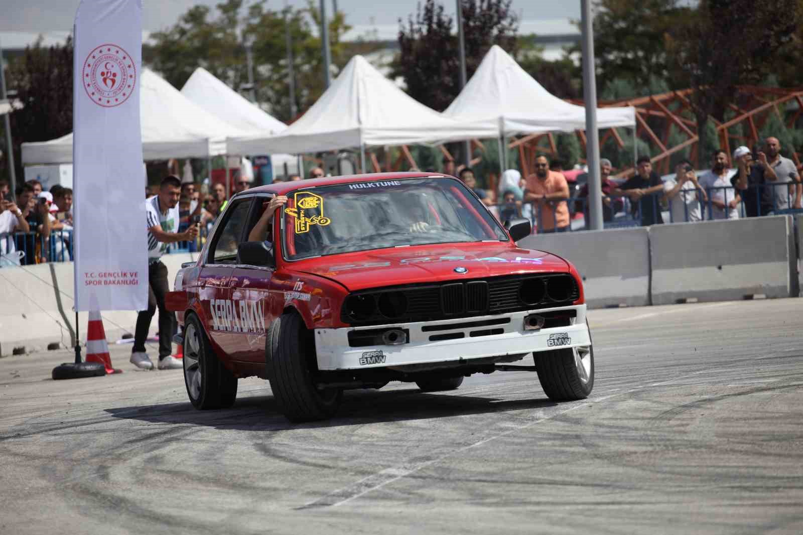 Konya’da slalom yarışı ve drift gösterisinde otomobiller tozu dumana kattı
