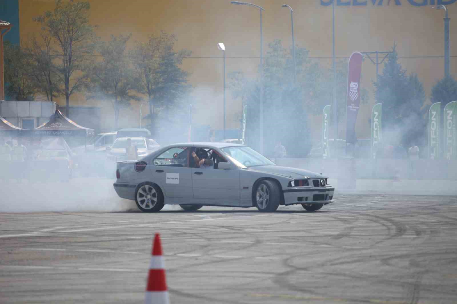 Konya’da slalom yarışı ve drift gösterisinde otomobiller tozu dumana kattı
