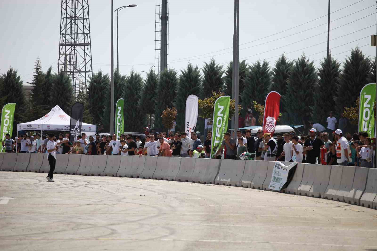 Konya’da slalom yarışı ve drift gösterisinde otomobiller tozu dumana kattı
