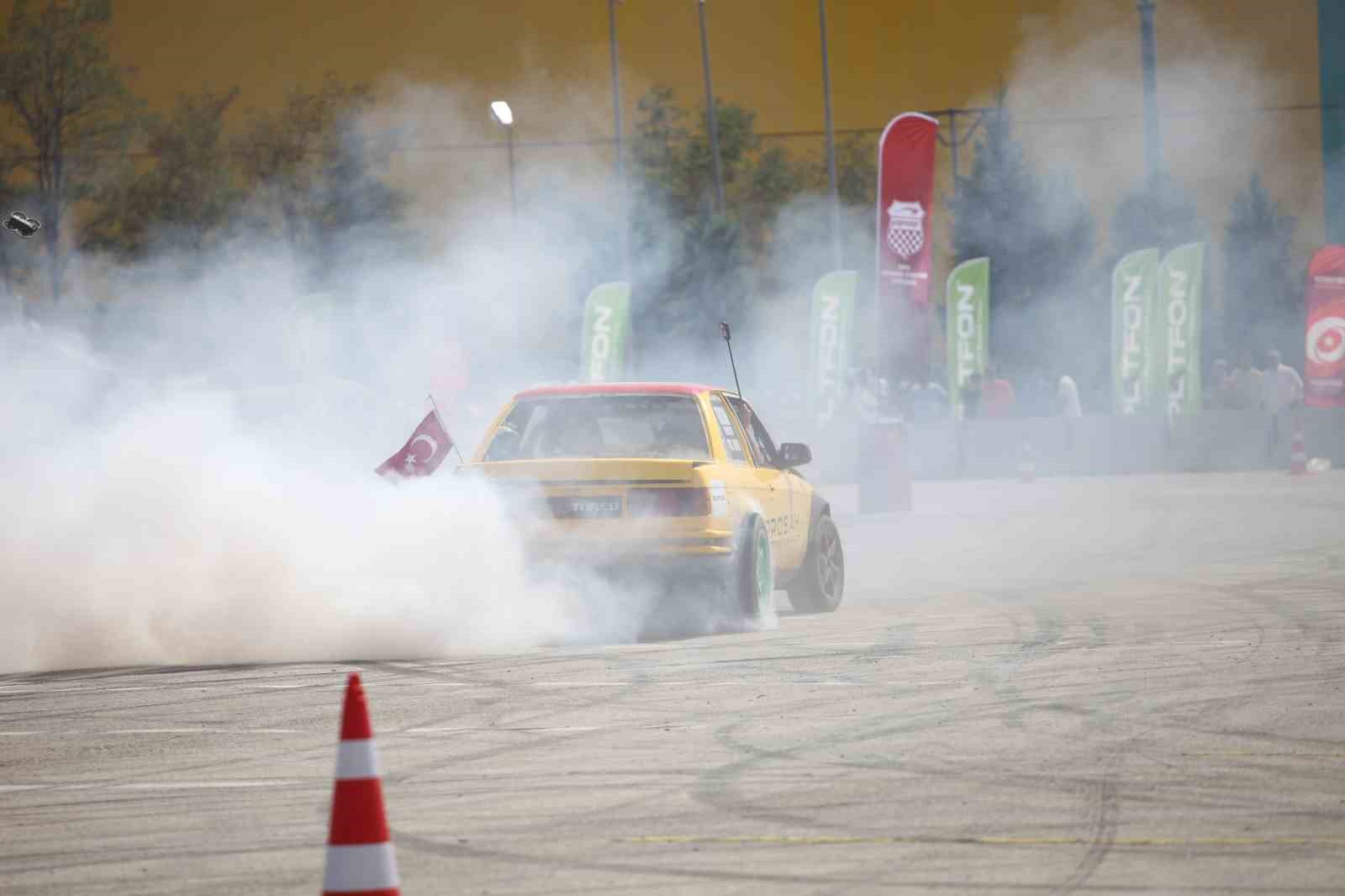 Konya’da slalom yarışı ve drift gösterisinde otomobiller tozu dumana kattı
