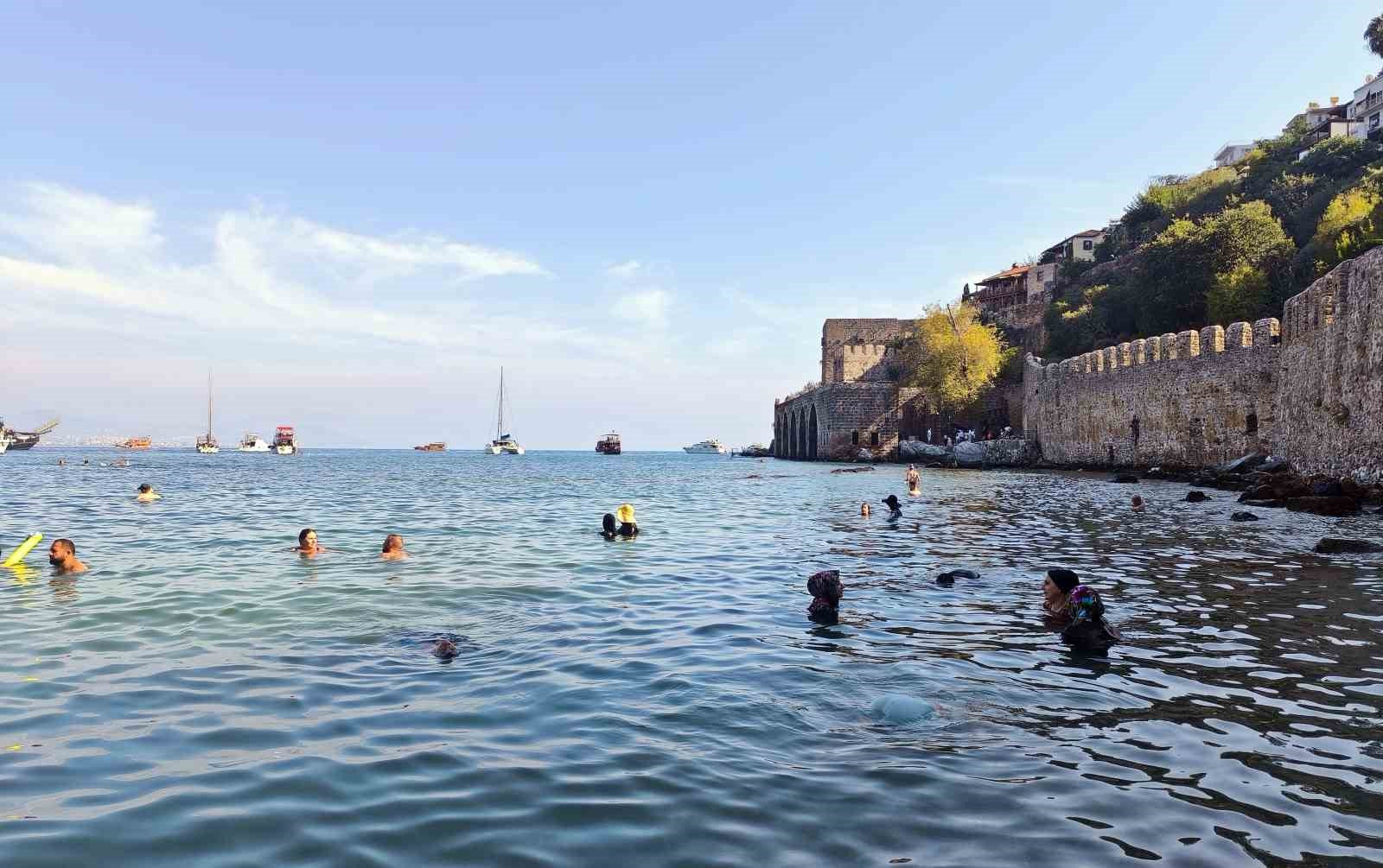 Alanya’da tarihi Kızılkule’nin gölgesinde deniz keyfi
