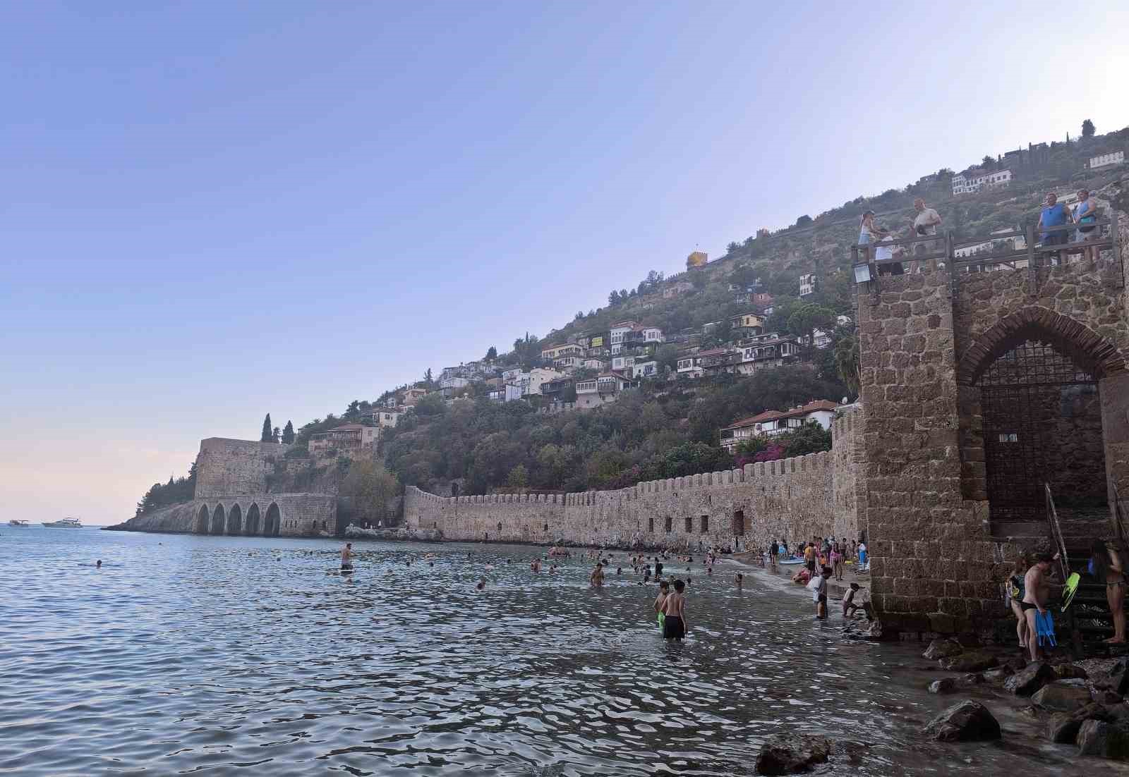 Alanya’da tarihi Kızılkule’nin gölgesinde deniz keyfi
