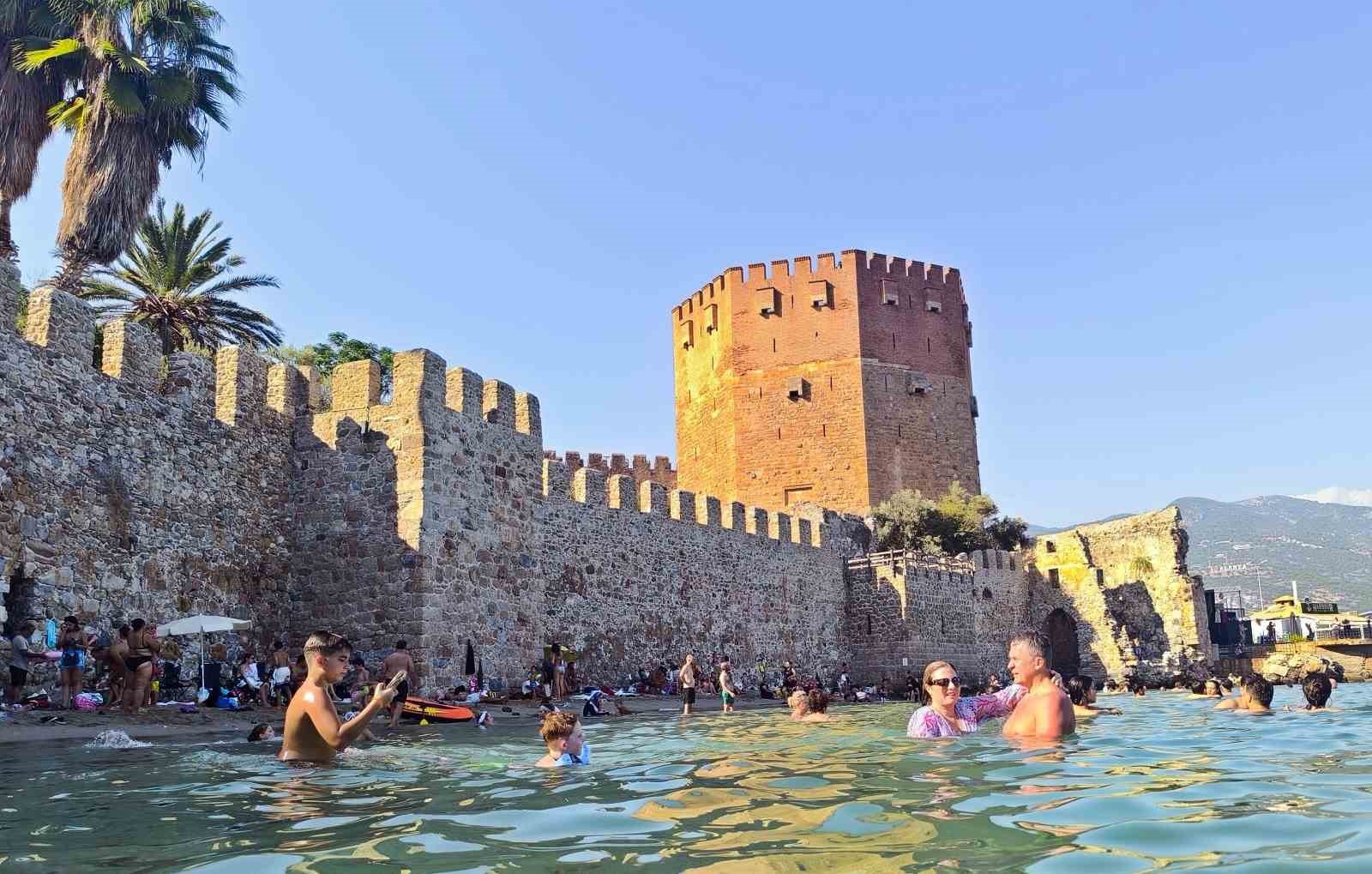 Alanya’da tarihi Kızılkule’nin gölgesinde deniz keyfi
