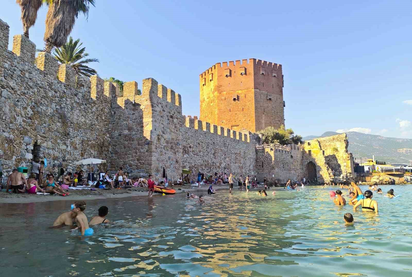 Alanya’da tarihi Kızılkule’nin gölgesinde deniz keyfi
