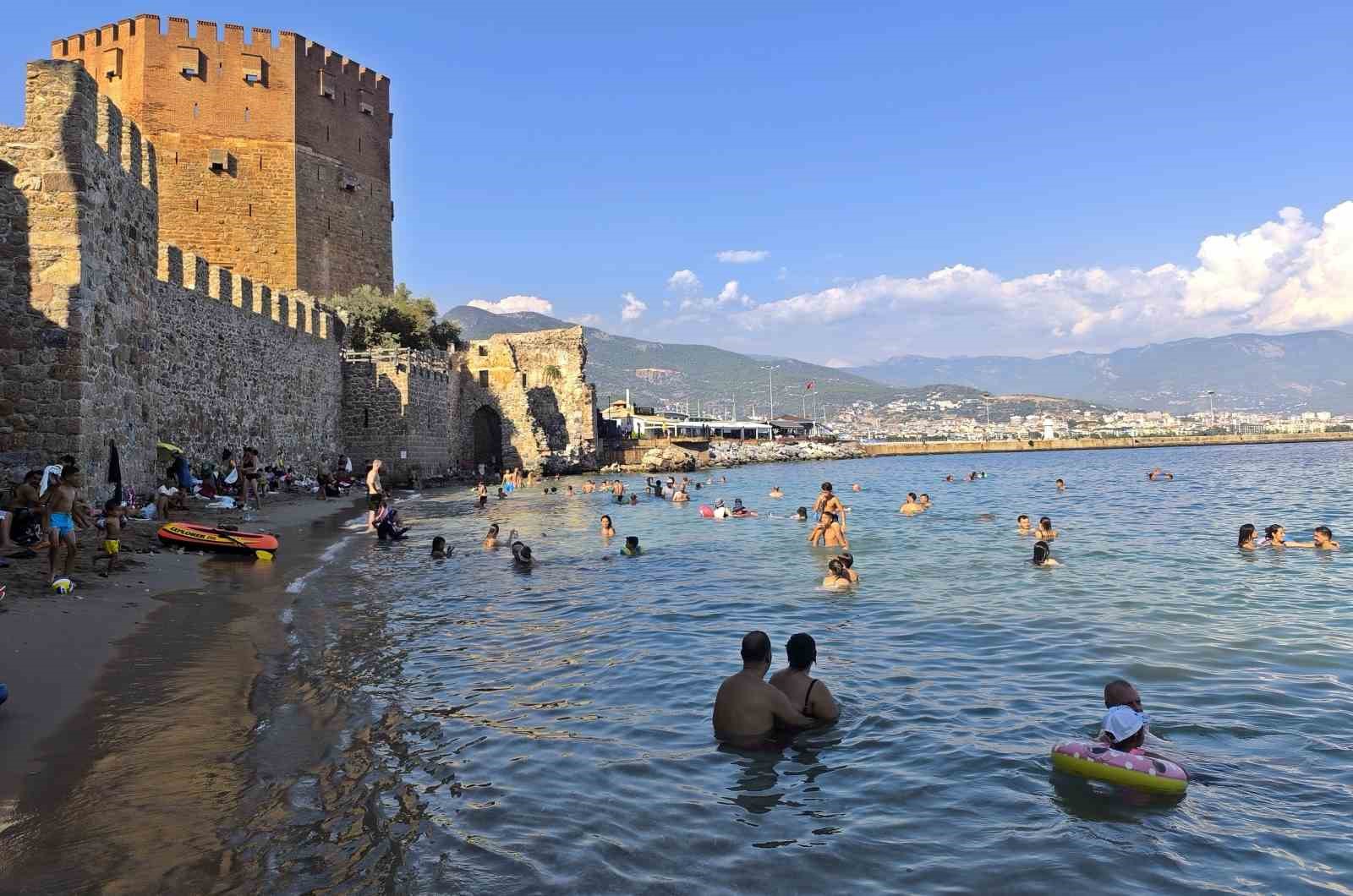 Alanya’da tarihi Kızılkule’nin gölgesinde deniz keyfi
