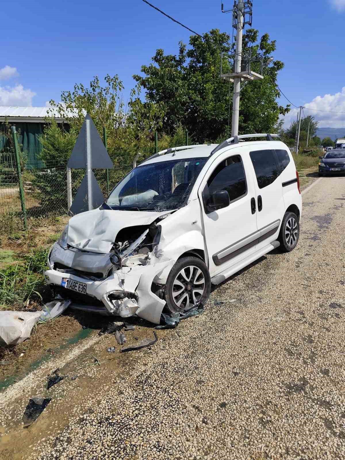 Bursa’da 2 otomobil kafa kafaya çarpıştı: 8 yaralı
