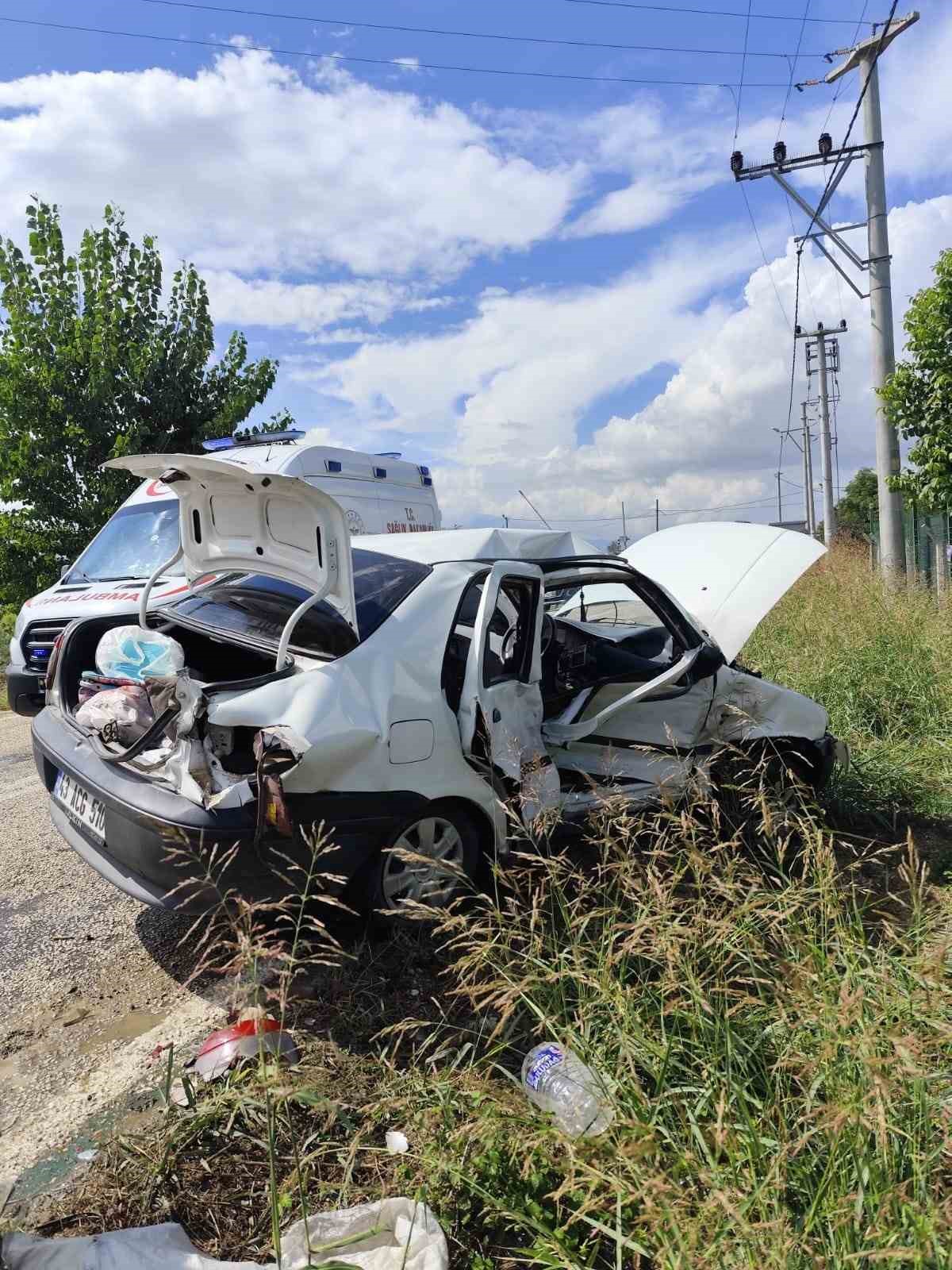 Bursa’da 2 otomobil kafa kafaya çarpıştı: 8 yaralı
