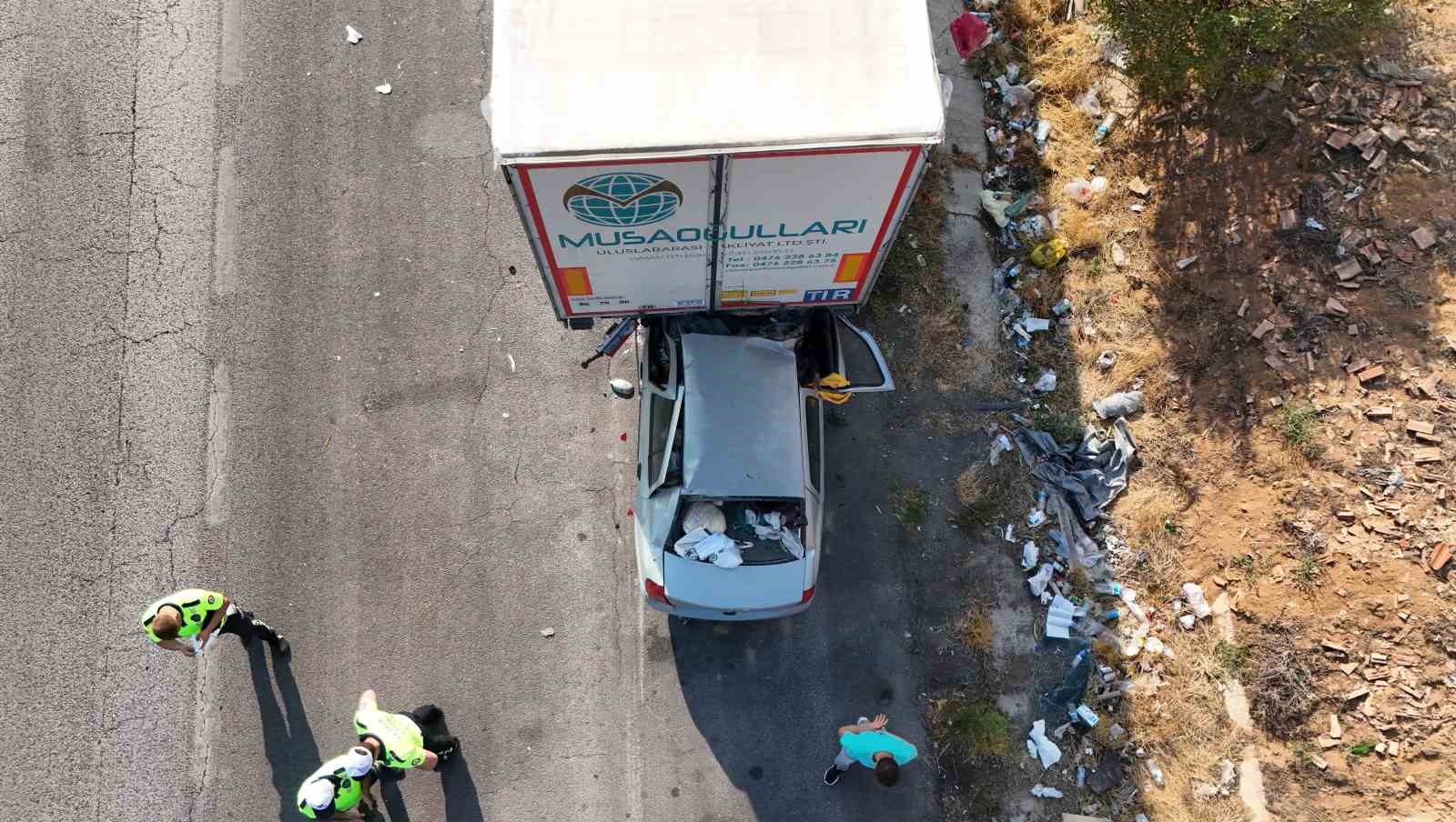 Tıra ok gibi saplanan otomobil hurdaya döndü: 4 yaralı
