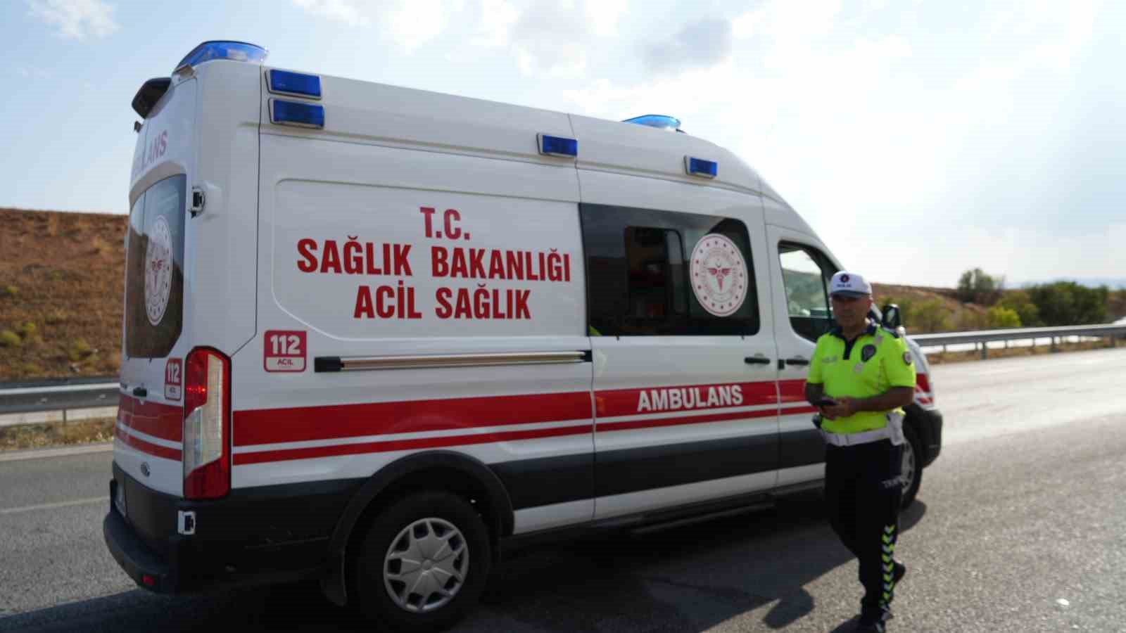 Tıra ok gibi saplanan otomobil hurdaya döndü: 4 yaralı
