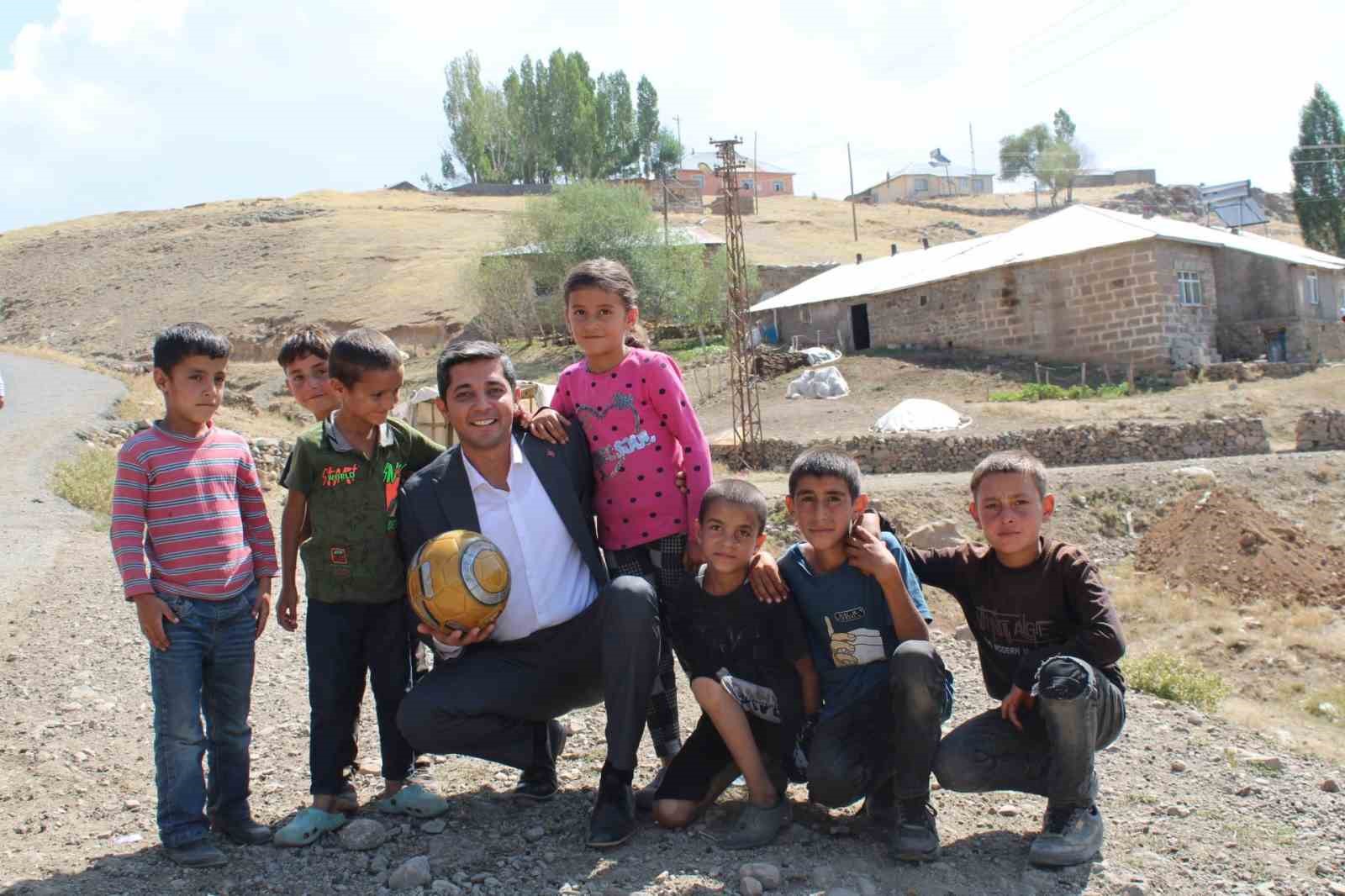 Hamur Kaymakamı Mahir, köy okullarında eğitim hazırlıklarını inceledi, çocuklarla futbol oynadı
