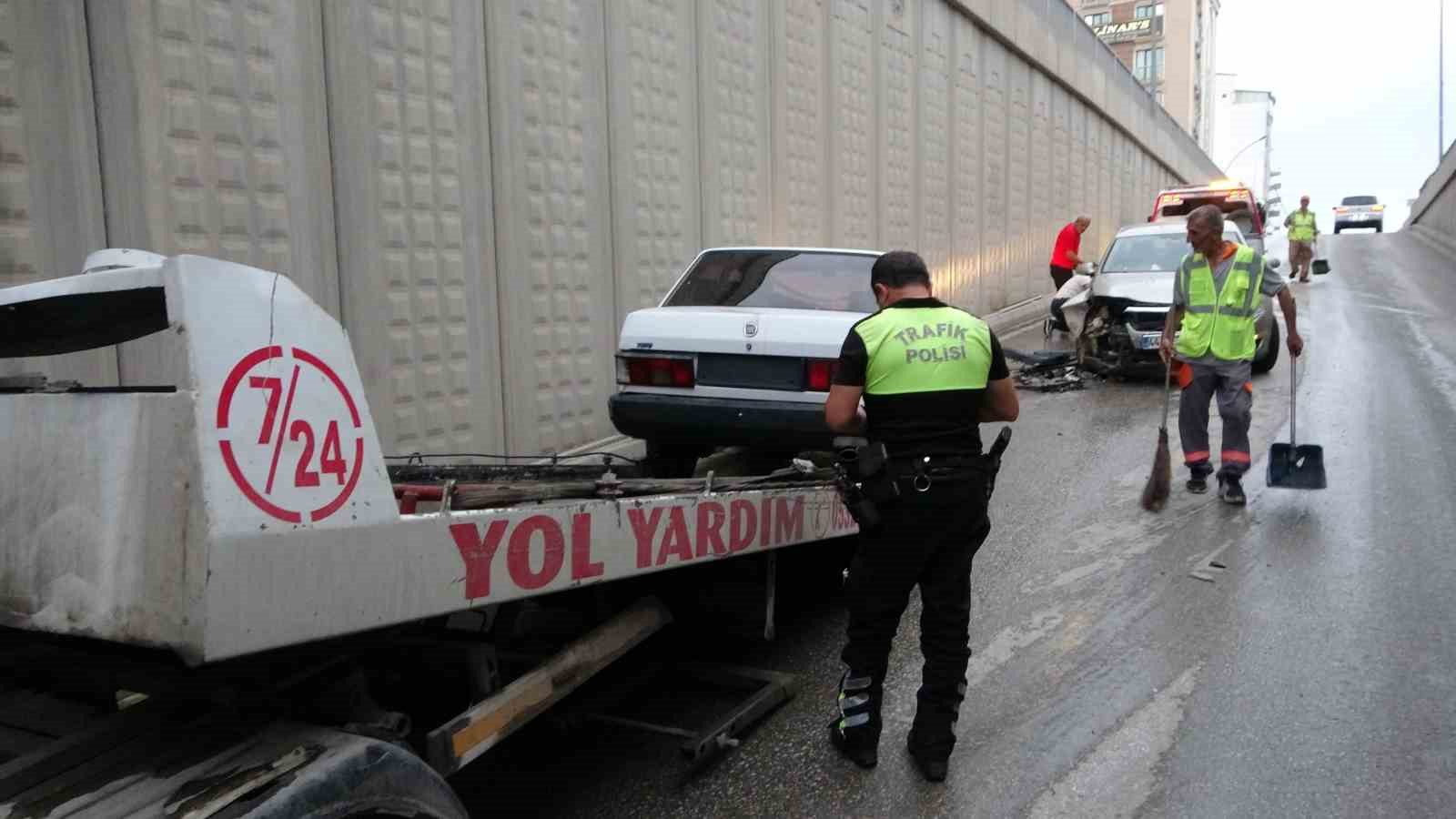 İki otomobil altgeçitte kafa kafaya çarpıştı: 3 yaralı
