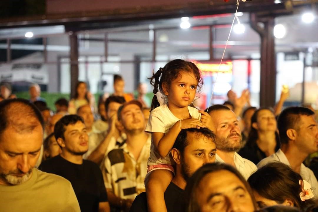 Ünlü şarkıcı Kıraç, konserine giderken kayboldu
